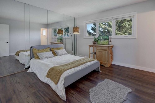 460 Parkridge Crescent Se, Calgary, AB - Indoor Photo Showing Bedroom
