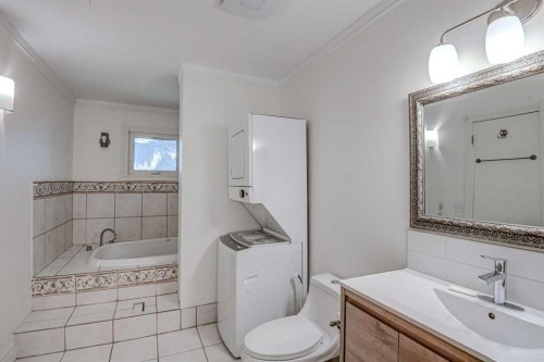 8116 33 Avenue Nw, Calgary, AB - Indoor Photo Showing Bathroom