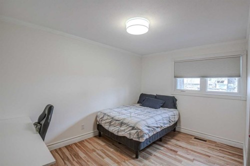 8116 33 Avenue Nw, Calgary, AB - Indoor Photo Showing Bedroom