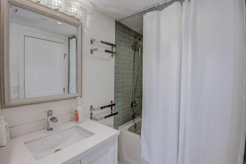 8116 33 Avenue Nw, Calgary, AB - Indoor Photo Showing Bathroom