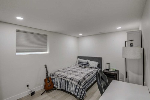 8116 33 Avenue Nw, Calgary, AB - Indoor Photo Showing Bedroom