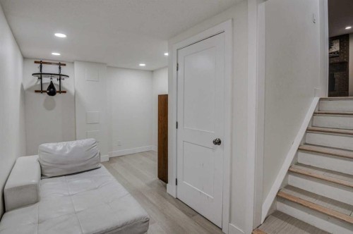 8116 33 Avenue Nw, Calgary, AB - Indoor Photo Showing Other Room