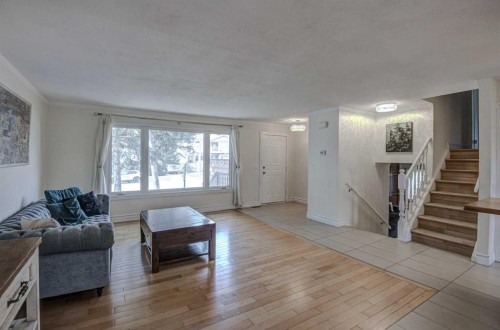 8116 33 Avenue Nw, Calgary, AB - Indoor Photo Showing Living Room