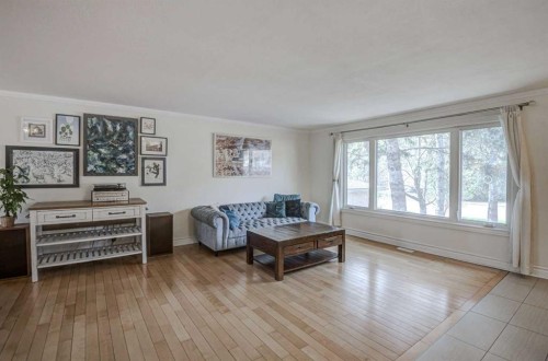 8116 33 Avenue Nw, Calgary, AB - Indoor Photo Showing Living Room