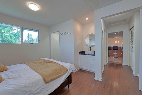 5940 Dalkeith Hill Nw, Calgary, AB - Indoor Photo Showing Bedroom
