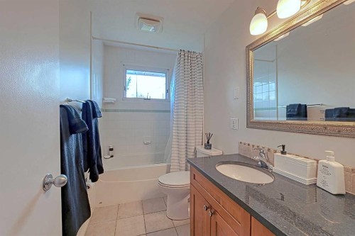 5940 Dalkeith Hill Nw, Calgary, AB - Indoor Photo Showing Bathroom