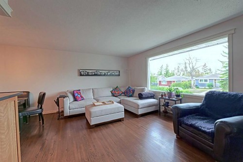 5940 Dalkeith Hill Nw, Calgary, AB - Indoor Photo Showing Living Room