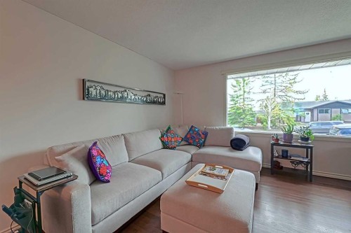 5940 Dalkeith Hill Nw, Calgary, AB - Indoor Photo Showing Living Room