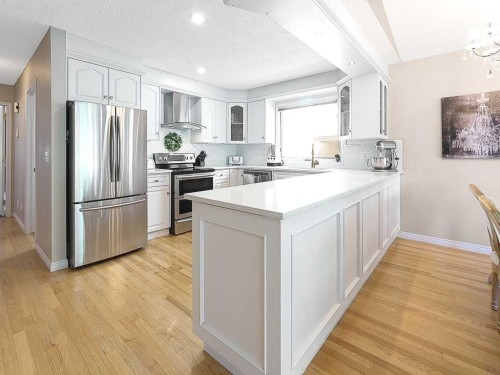 136 24 Avenue Nw, Calgary, AB - Indoor Photo Showing Kitchen With Stainless Steel Kitchen With Upgraded Kitchen