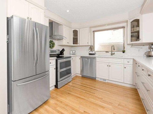 136 24 Avenue Nw, Calgary, AB - Indoor Photo Showing Kitchen