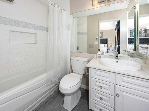 136 24 Avenue Nw, Calgary, AB - Indoor Photo Showing Bathroom