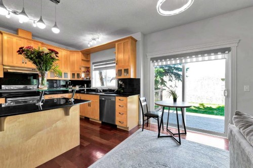 69-39 Strathlea Common Sw, Calgary, AB - Indoor Photo Showing Kitchen