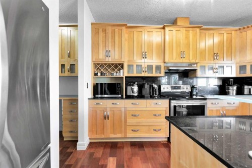 69-39 Strathlea Common Sw, Calgary, AB - Indoor Photo Showing Kitchen