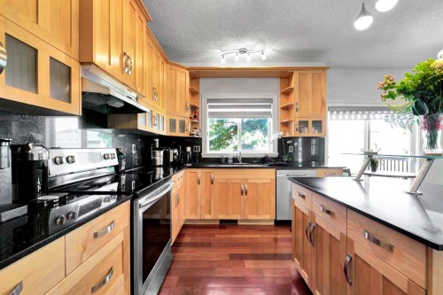 69-39 Strathlea Common Sw, Calgary, AB - Indoor Photo Showing Kitchen