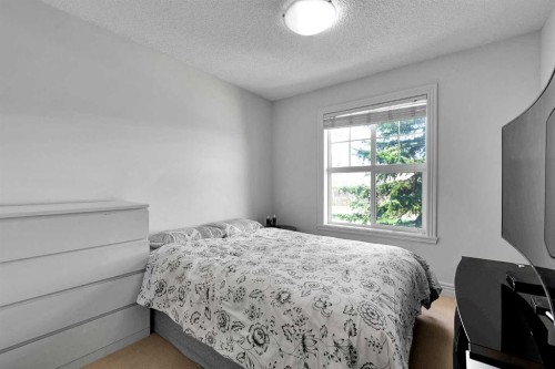 69-39 Strathlea Common Sw, Calgary, AB - Indoor Photo Showing Bedroom