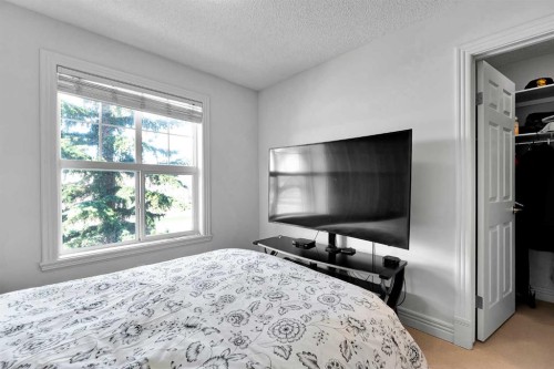 69-39 Strathlea Common Sw, Calgary, AB - Indoor Photo Showing Bedroom