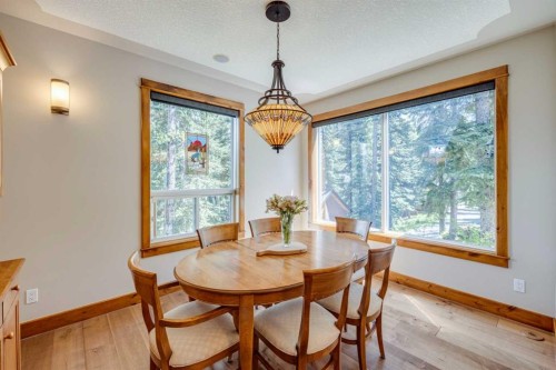 4 Highlands Place, Bragg Creek, AB - Indoor Photo Showing Dining Room