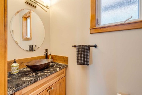 4 Highlands Place, Bragg Creek, AB - Indoor Photo Showing Bathroom