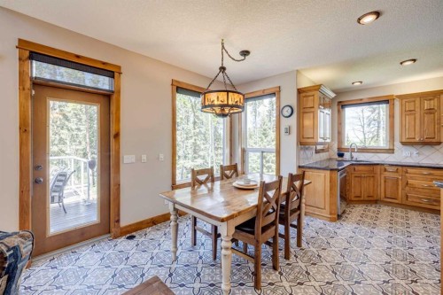 4 Highlands Place, Bragg Creek, AB - Indoor Photo Showing Dining Room