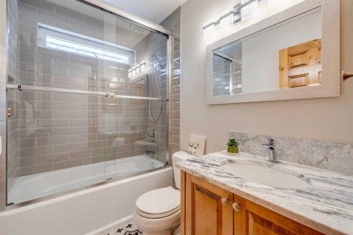 4 Highlands Place, Bragg Creek, AB - Indoor Photo Showing Bathroom