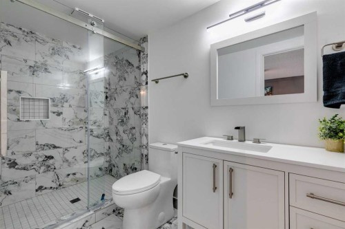 44 Scenic Cove Circle Nw, Calgary, AB - Indoor Photo Showing Bathroom