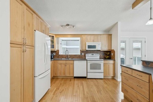 44 Scenic Cove Circle Nw, Calgary, AB - Indoor Photo Showing Kitchen