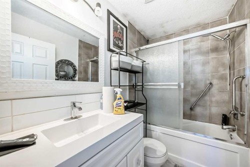 125 Coral Springs Bay Ne, Calgary, AB - Indoor Photo Showing Bathroom