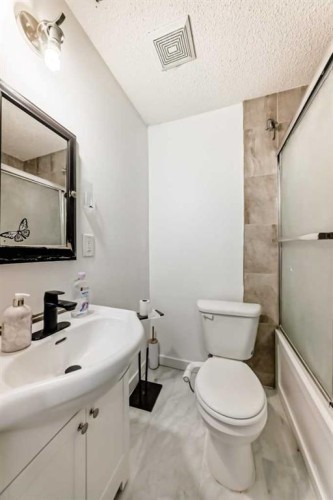 125 Coral Springs Bay Ne, Calgary, AB - Indoor Photo Showing Bathroom