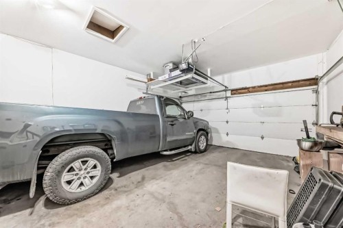 125 Coral Springs Bay Ne, Calgary, AB - Indoor Photo Showing Garage