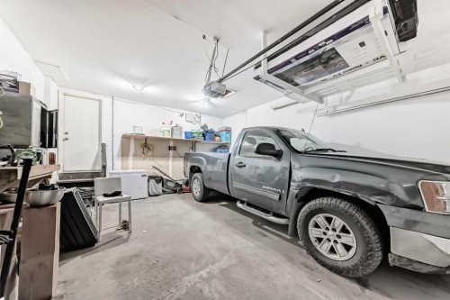 125 Coral Springs Bay Ne, Calgary, AB - Indoor Photo Showing Garage
