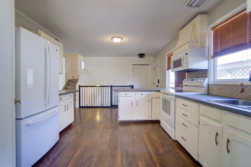 664 49 Avenue West, Claresholm, AB - Indoor Photo Showing Kitchen