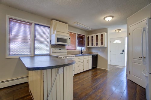 664 49 Avenue West, Claresholm, AB - Indoor Photo Showing Kitchen