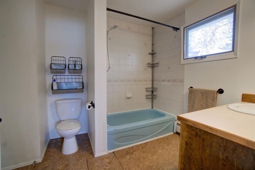 664 49 Avenue West, Claresholm, AB - Indoor Photo Showing Bathroom