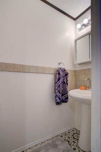 664 49 Avenue West, Claresholm, AB - Indoor Photo Showing Bathroom