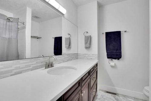 5702 Brenner Crescent Nw, Calgary, AB - Indoor Photo Showing Bathroom