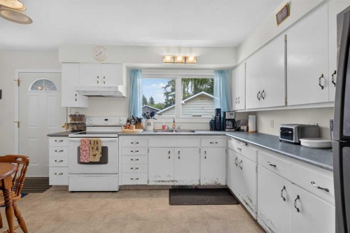 39 Hillgrove Crescent Sw, Calgary, AB - Indoor Photo Showing Kitchen With Double Sink
