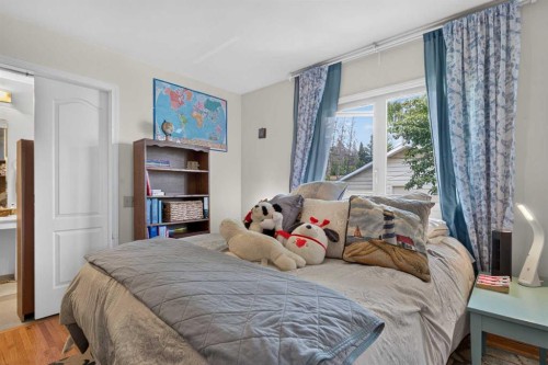39 Hillgrove Crescent Sw, Calgary, AB - Indoor Photo Showing Bedroom