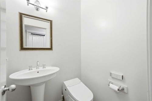 7942 Cougar Ridge Avenue Sw, Calgary, AB - Indoor Photo Showing Bathroom