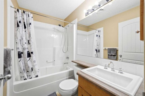 7942 Cougar Ridge Avenue Sw, Calgary, AB - Indoor Photo Showing Bathroom