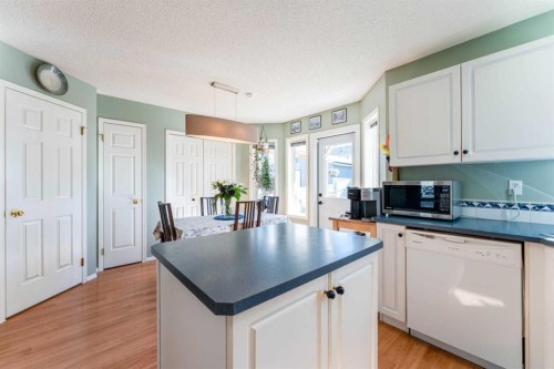 198 Somerside Park Sw, Calgary, AB - Indoor Photo Showing Kitchen