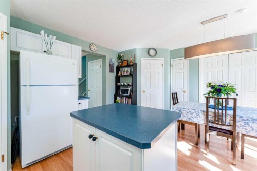 198 Somerside Park Sw, Calgary, AB - Indoor Photo Showing Kitchen
