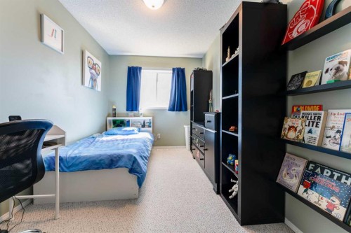 198 Somerside Park Sw, Calgary, AB - Indoor Photo Showing Bedroom