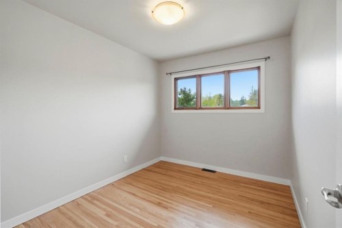 5212 Terry Road Nw, Calgary, AB - Indoor Photo Showing Other Room