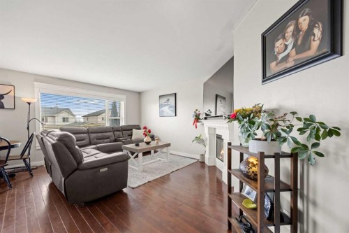 19 Covemeadow Crescent Ne, Calgary, AB - Indoor Photo Showing Living Room