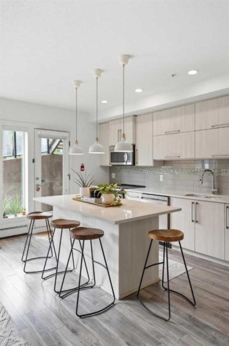 --89 34 Avenue Sw, Calgary, AB - Indoor Photo Showing Kitchen With Upgraded Kitchen