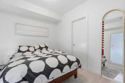 --89 34 Avenue Sw, Calgary, AB - Indoor Photo Showing Bedroom