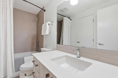 --89 34 Avenue Sw, Calgary, AB - Indoor Photo Showing Bathroom