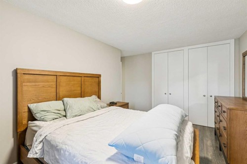 208-315 Heritage Drive Se, Calgary, AB - Indoor Photo Showing Bedroom