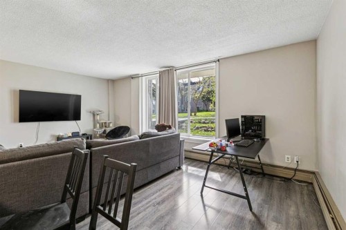 208-315 Heritage Drive Se, Calgary, AB - Indoor Photo Showing Living Room