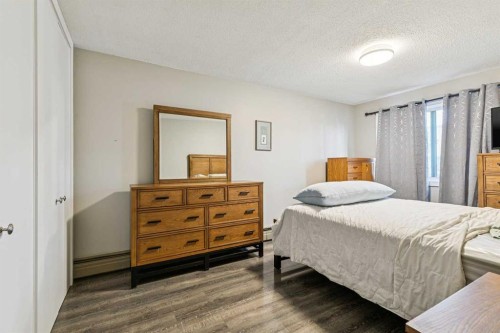 208-315 Heritage Drive Se, Calgary, AB - Indoor Photo Showing Bedroom